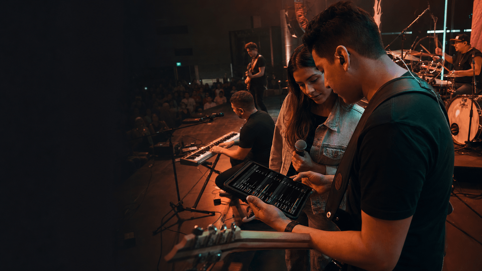 Músicos preparando su repertorio en SELAH antes de un concierto